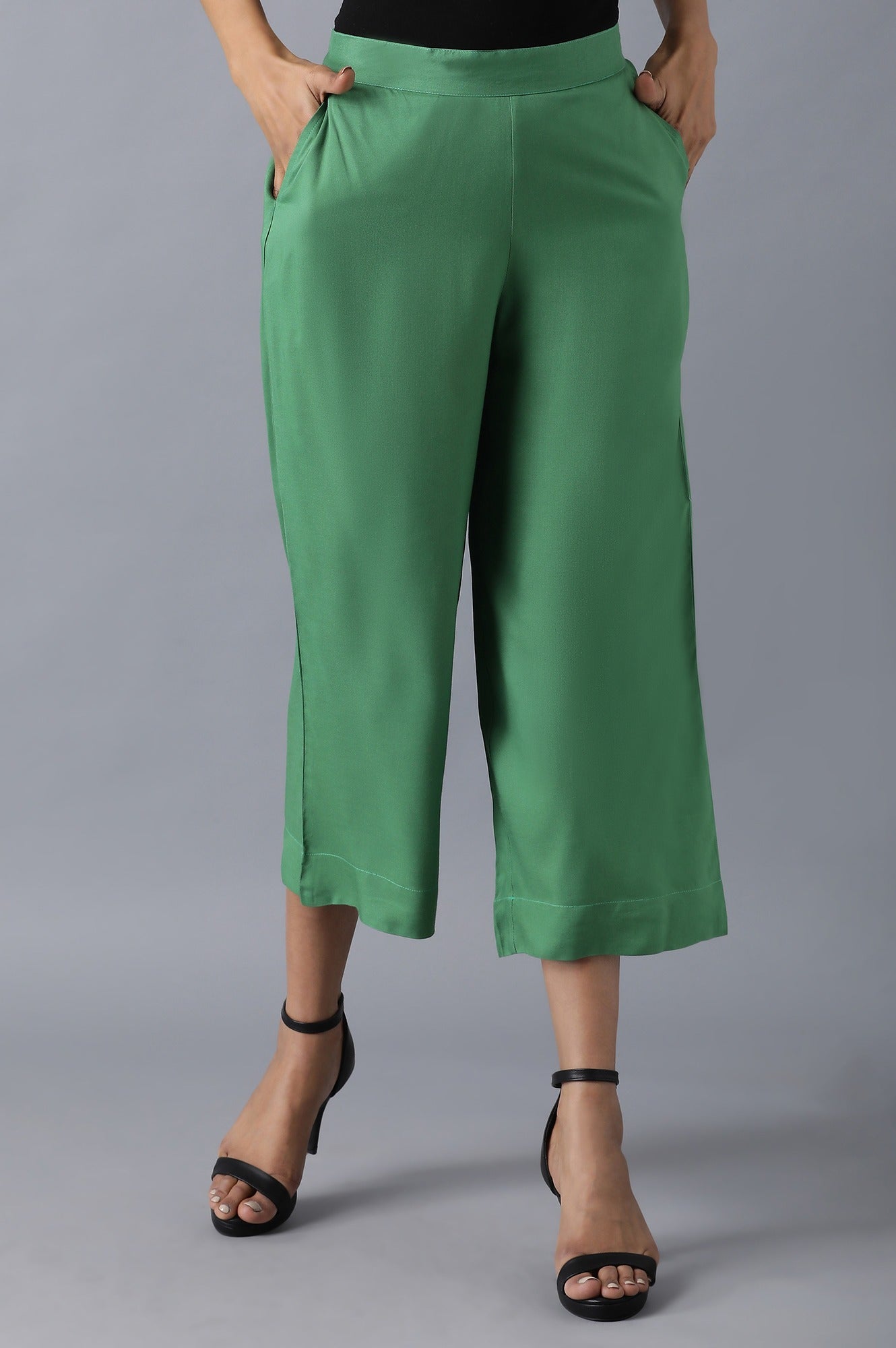Green Solid Straight Fit Culottes With Pleated Pockets