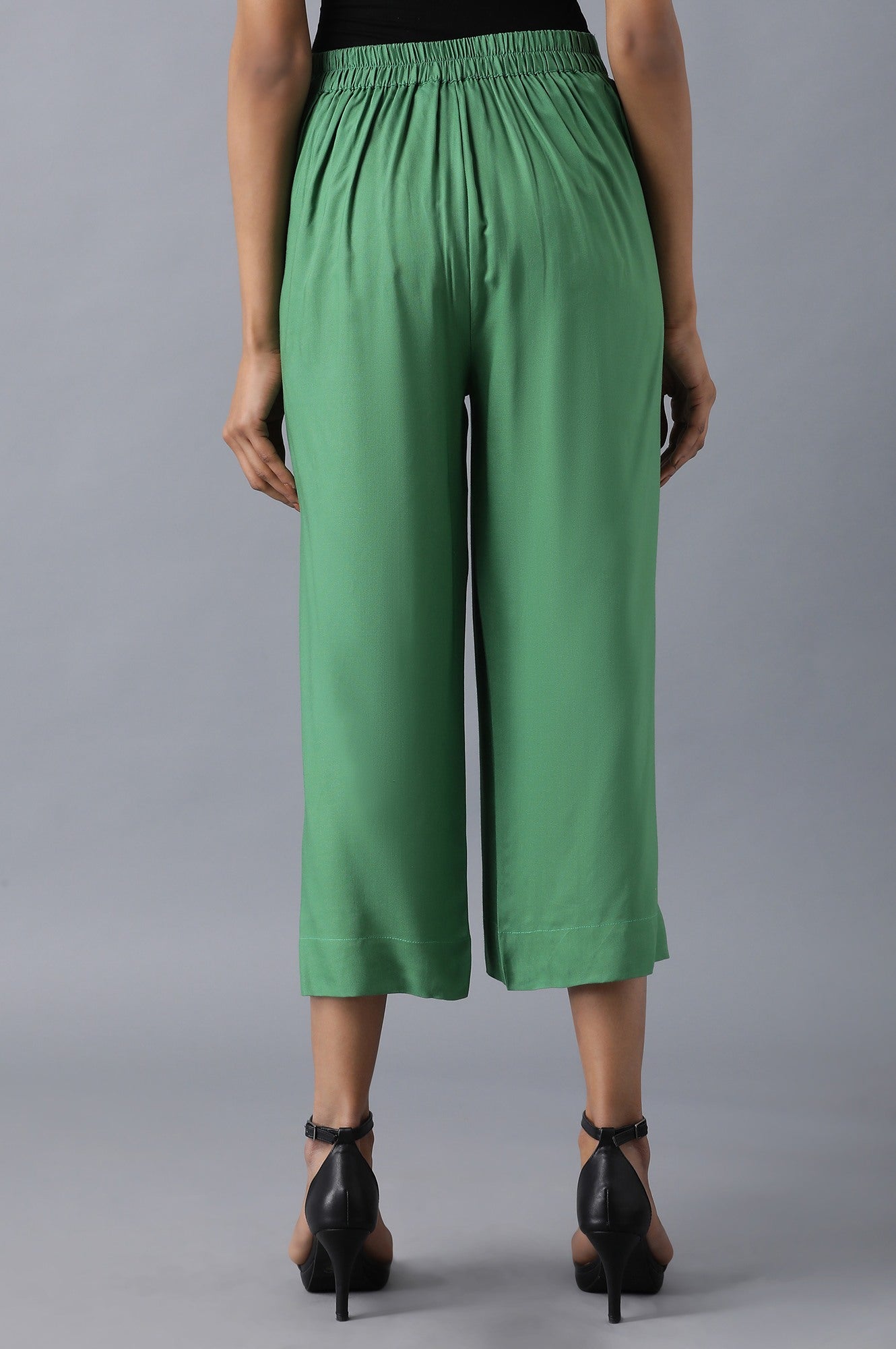 Green Solid Straight Fit Culottes With Pleated Pockets