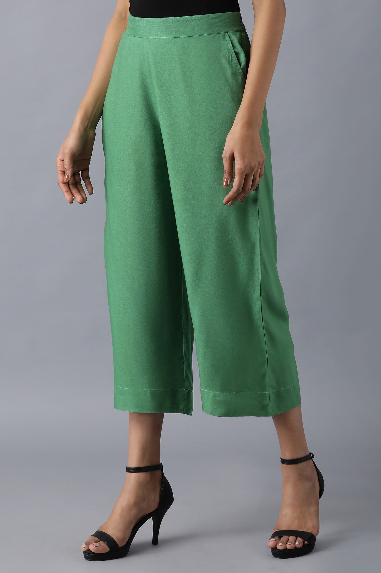 Green Solid Straight Fit Culottes With Pleated Pockets