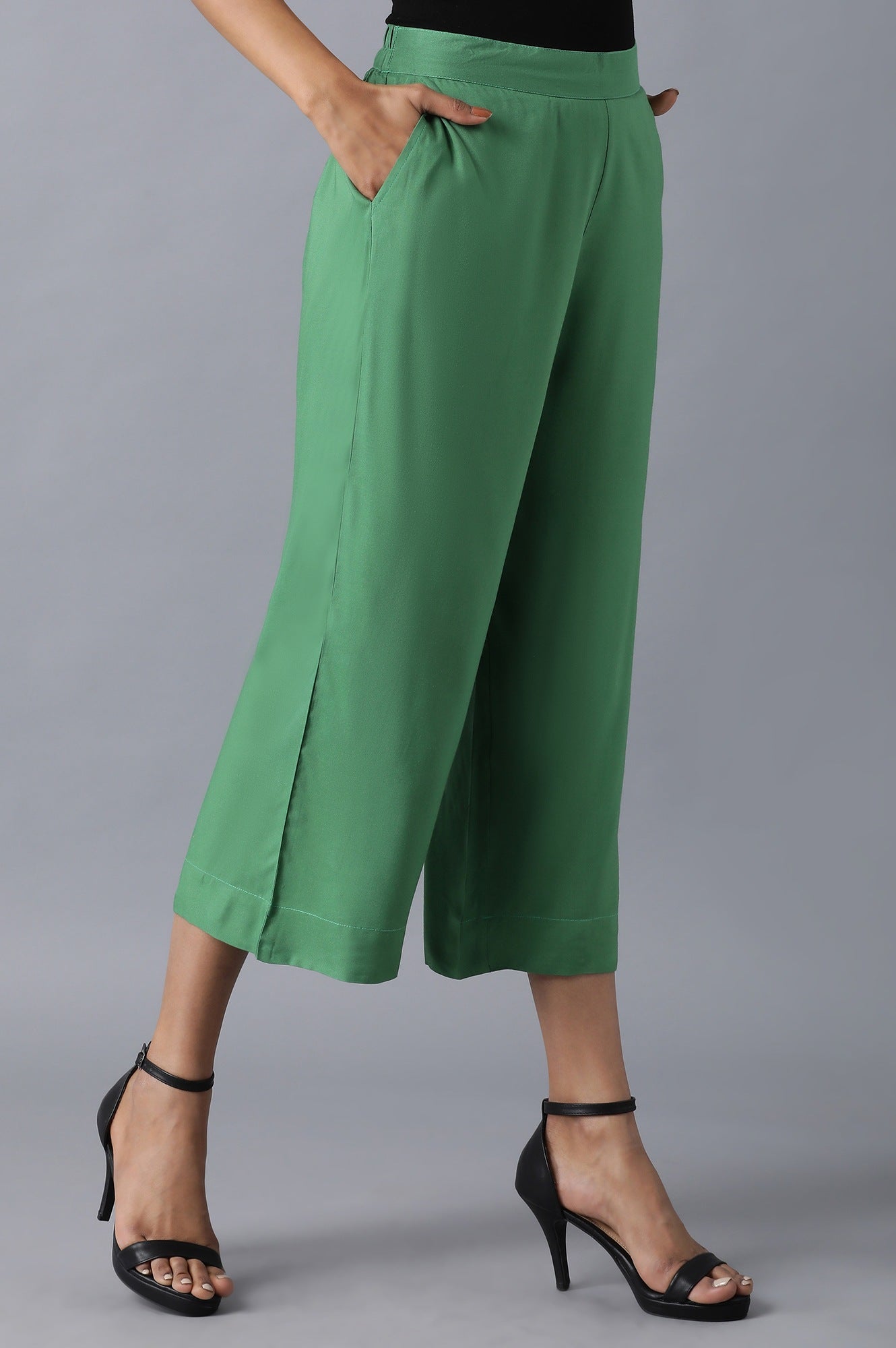 Green Solid Straight Fit Culottes With Pleated Pockets