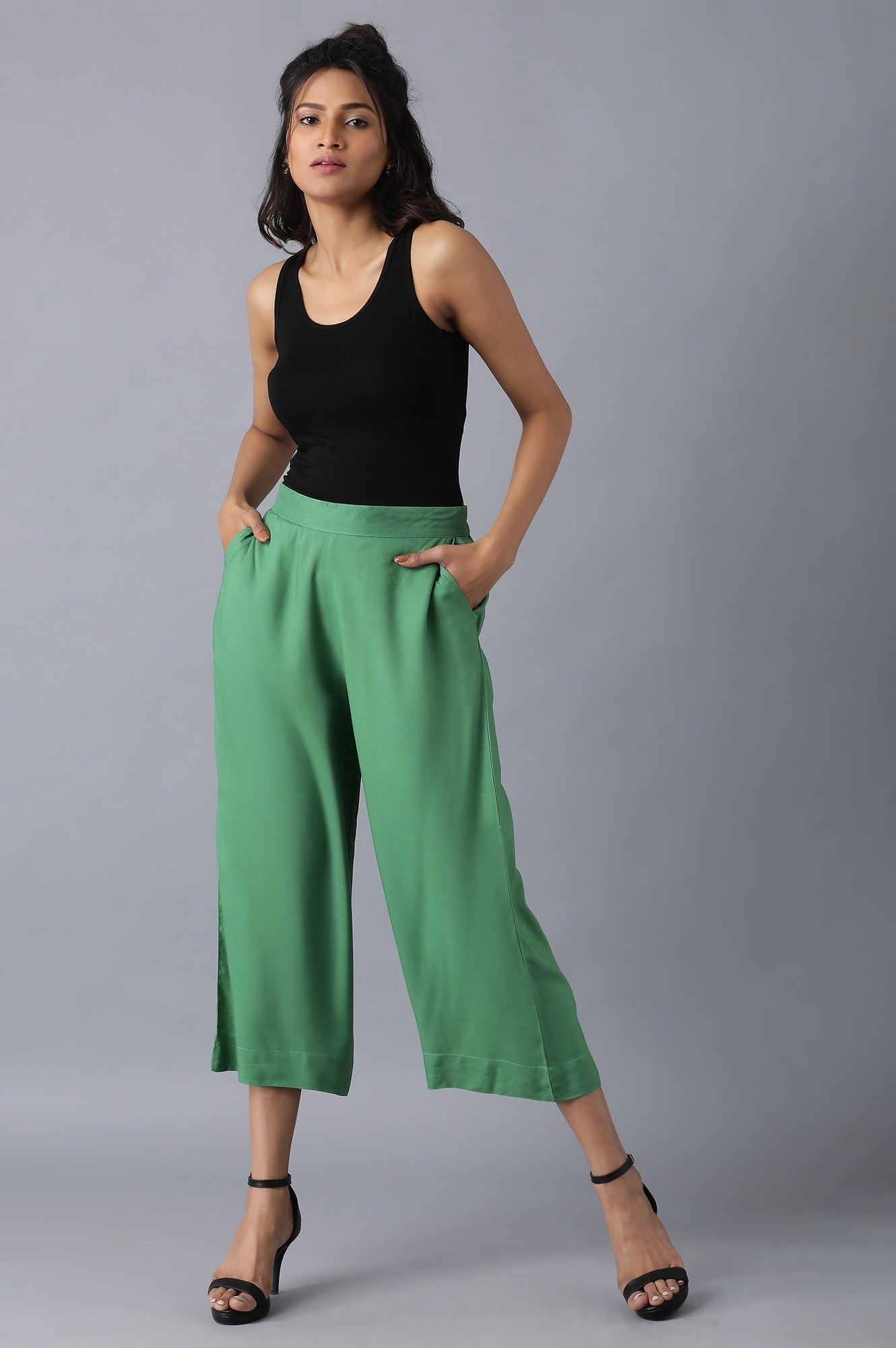 Green Solid Straight Fit Culottes With Pleated Pockets