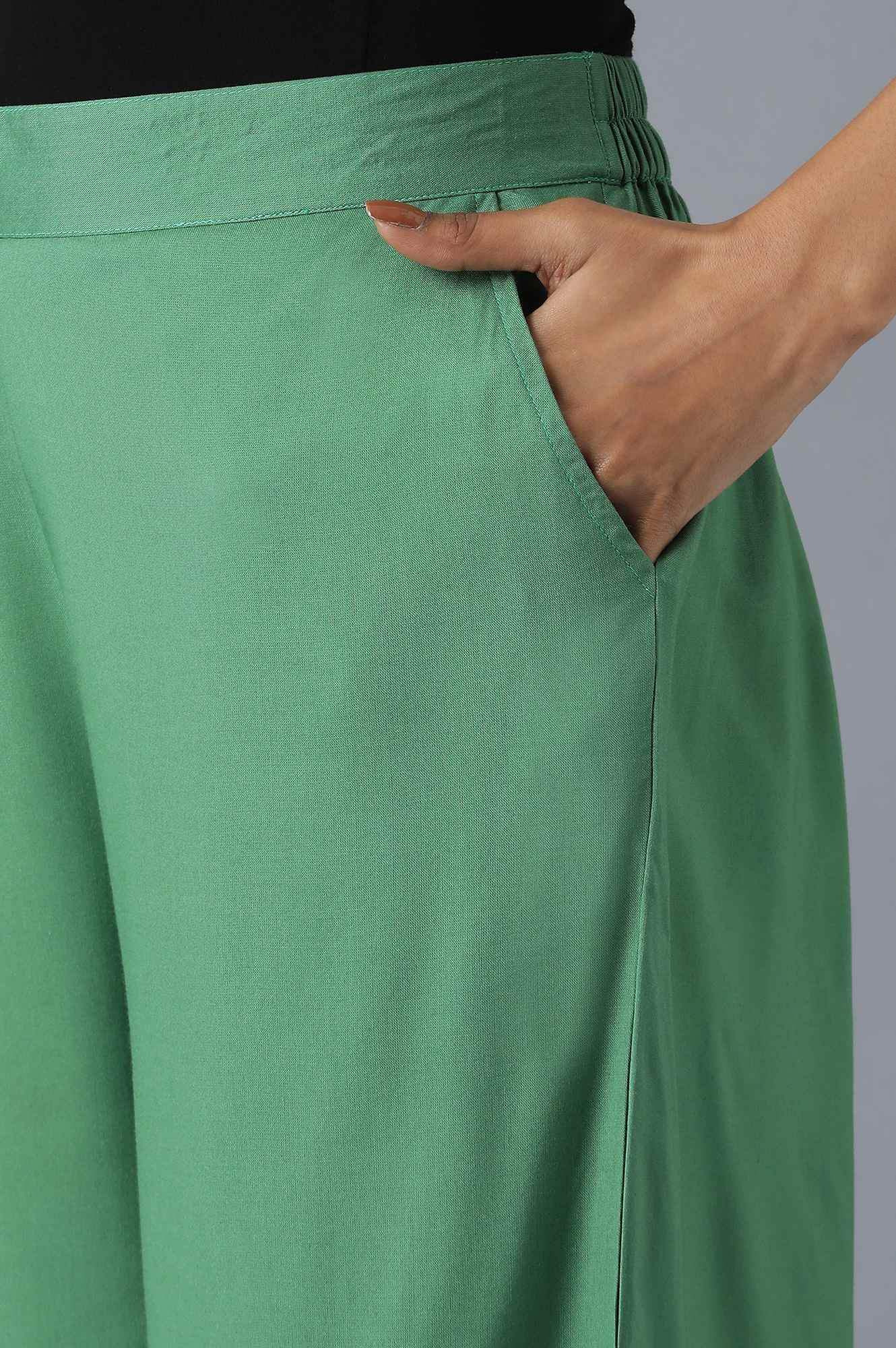 Green Solid Straight Fit Culottes With Pleated Pockets