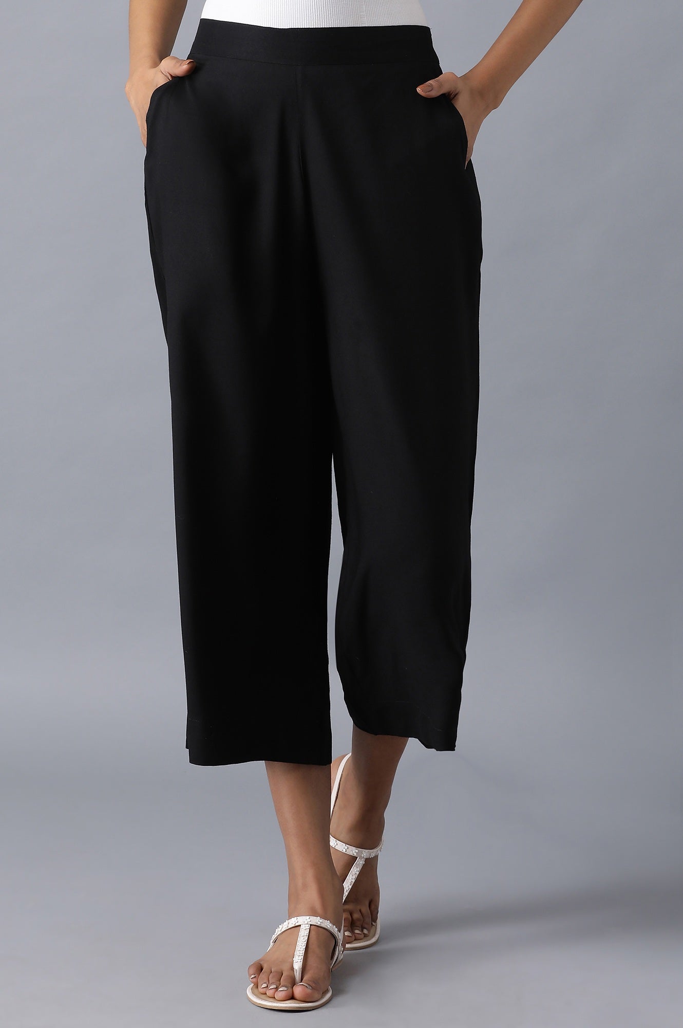 Black Solid Straight Fit Culottes With Pleated Pockets