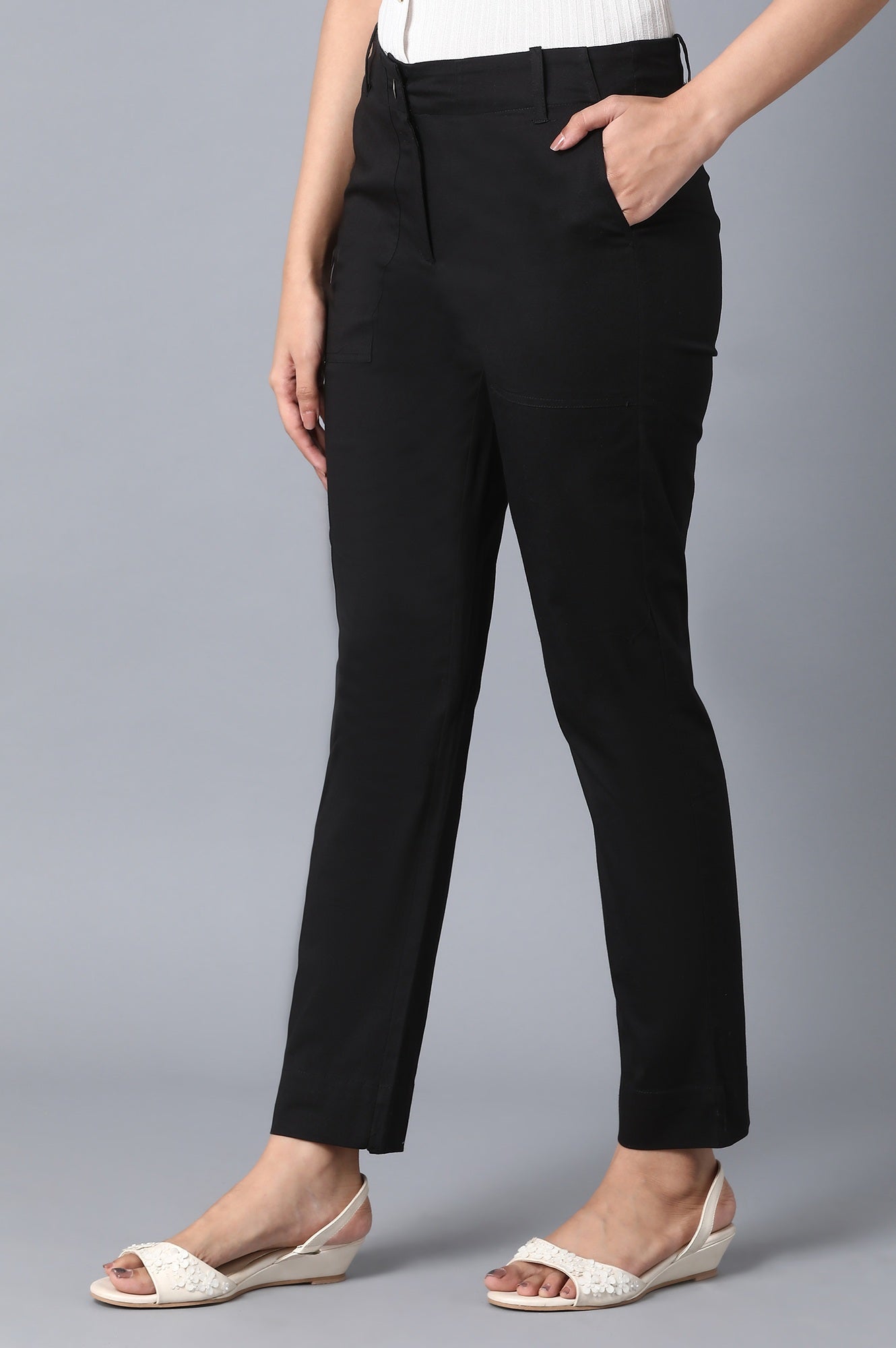 Black Solid Slim Fit Cotton Pants With Front Zip