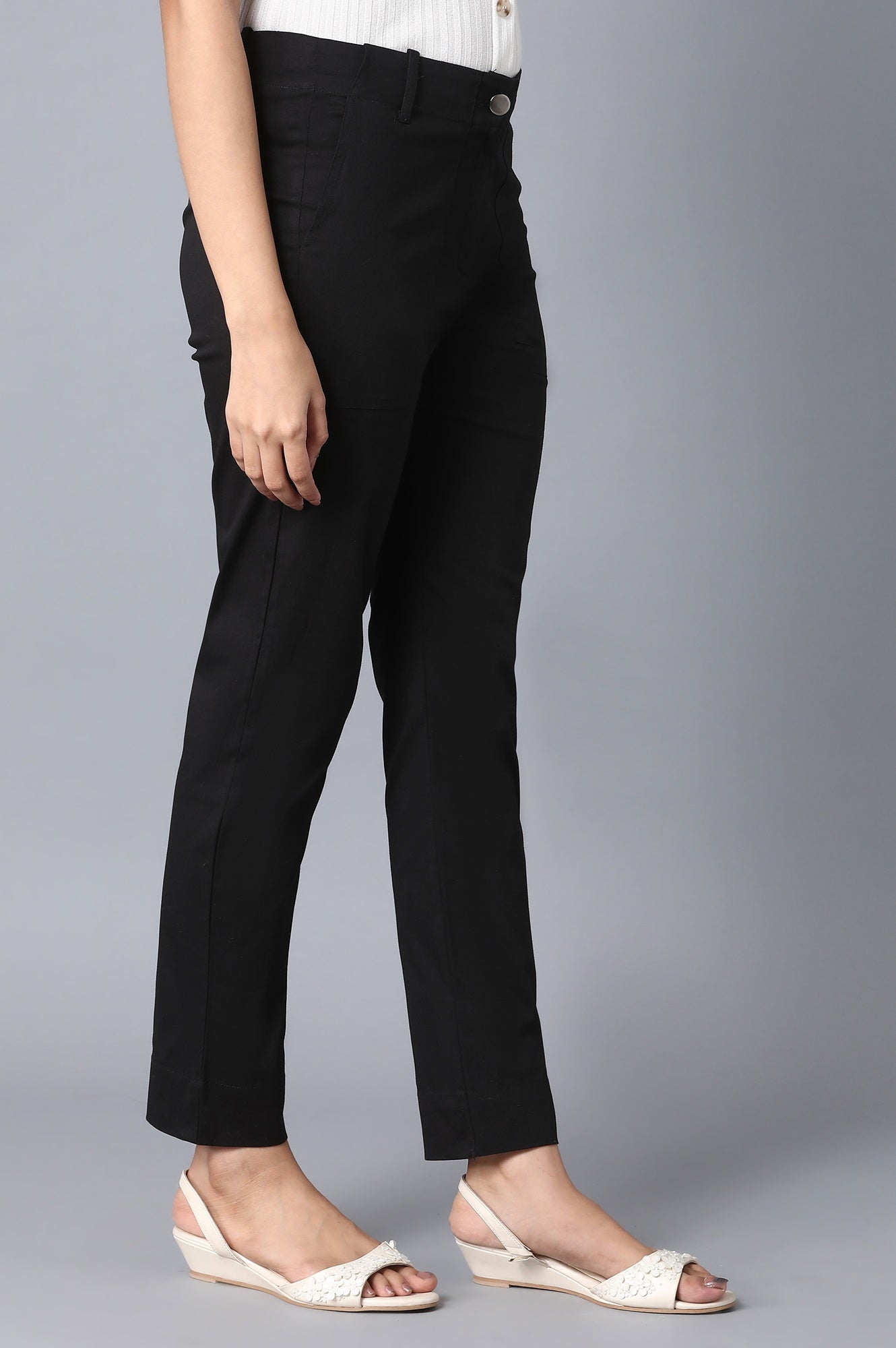 Black Solid Slim Fit Cotton Pants With Front Zip