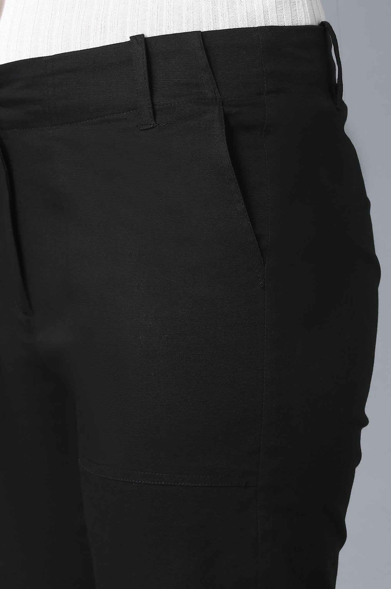 Black Solid Slim Fit Cotton Pants With Front Zip