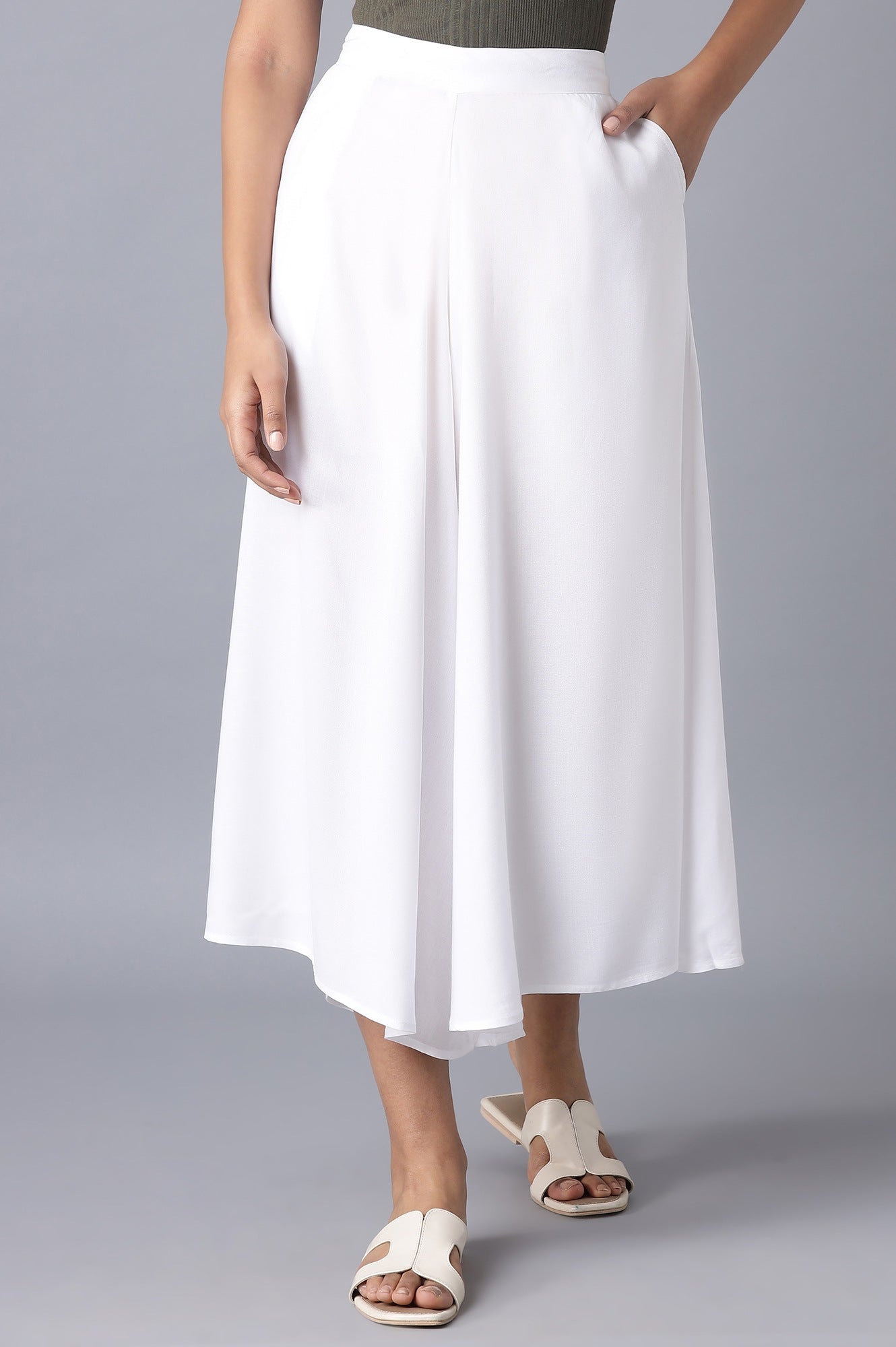 White Solid Relaxed Fit Ankle Length Mid Rise Cullotes