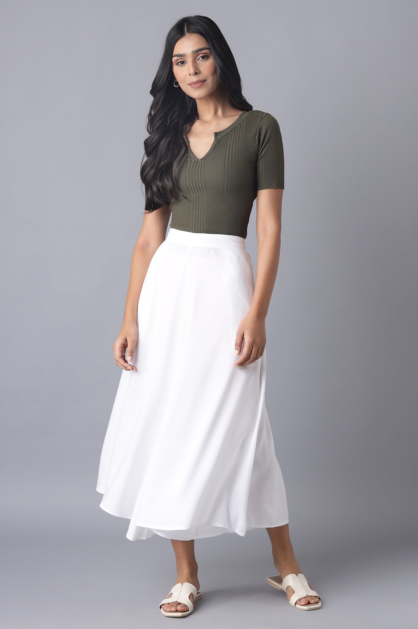 White Solid Relaxed Fit Ankle Length Mid Rise Cullotes