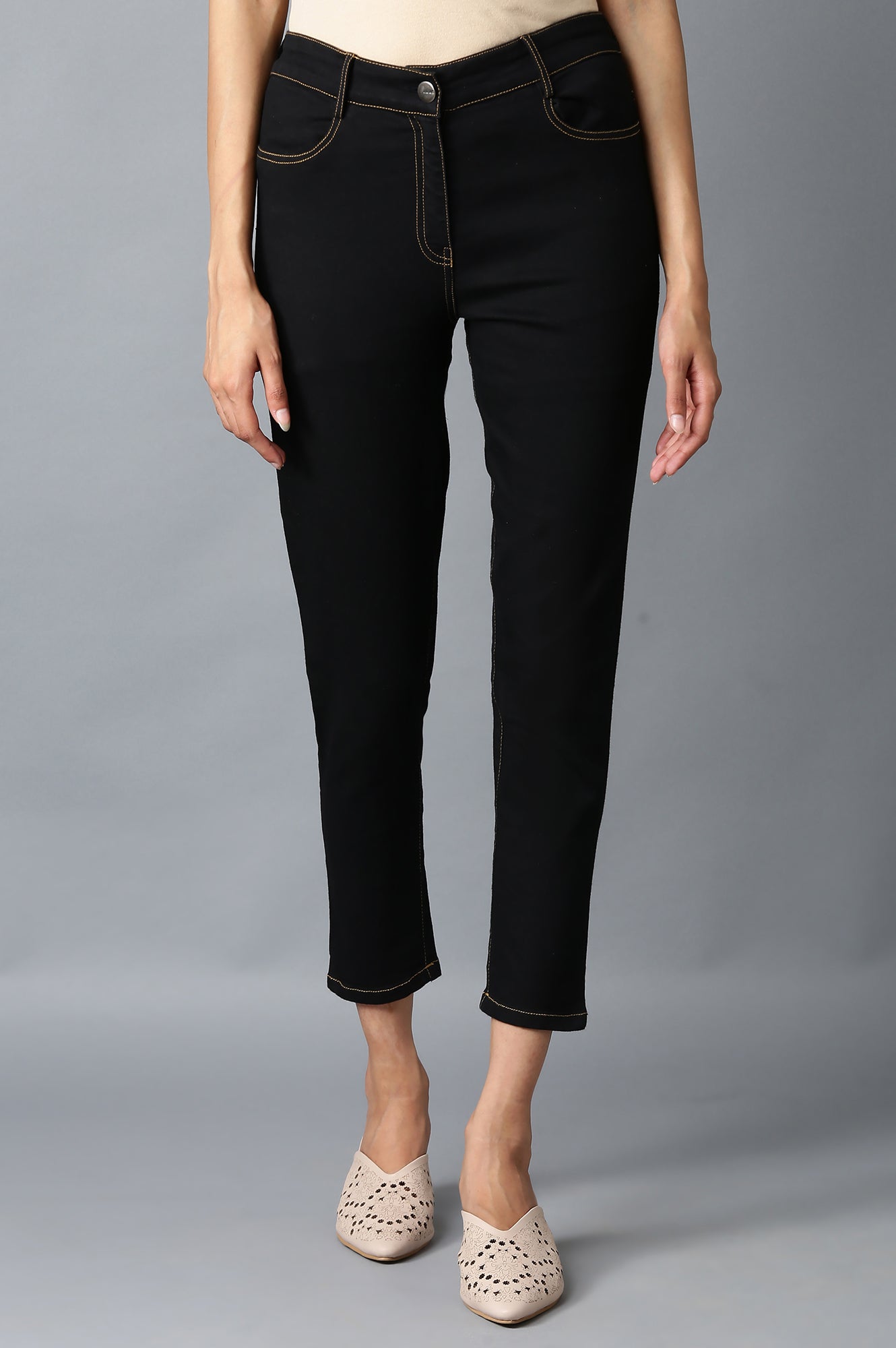 Black Solid Slim Fit Denim Pants With Front Zip