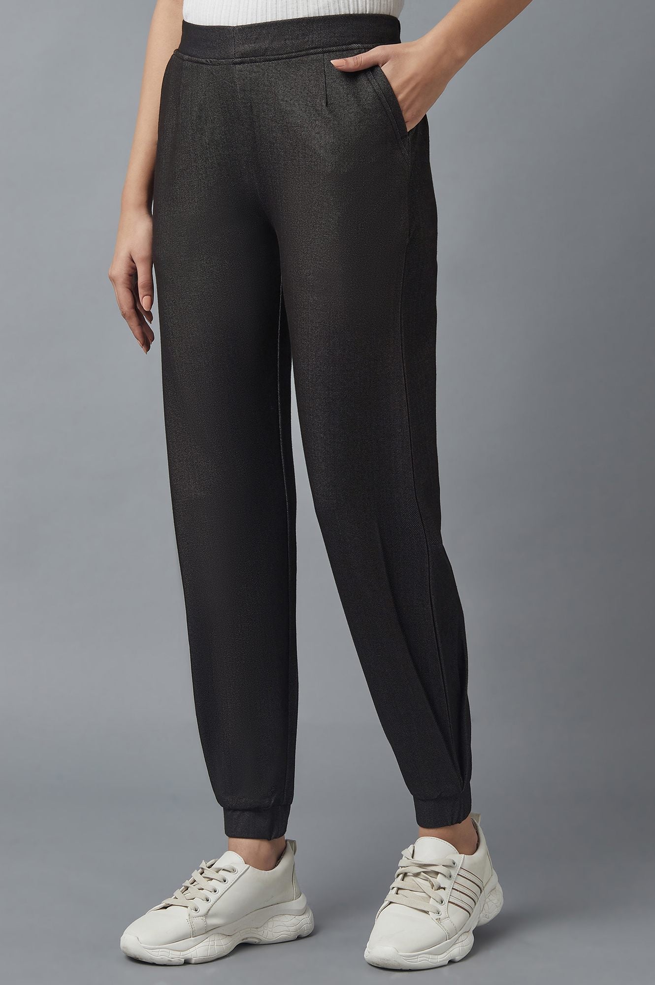 Black Solid Tapered Cotton Pants With Pleated Detail