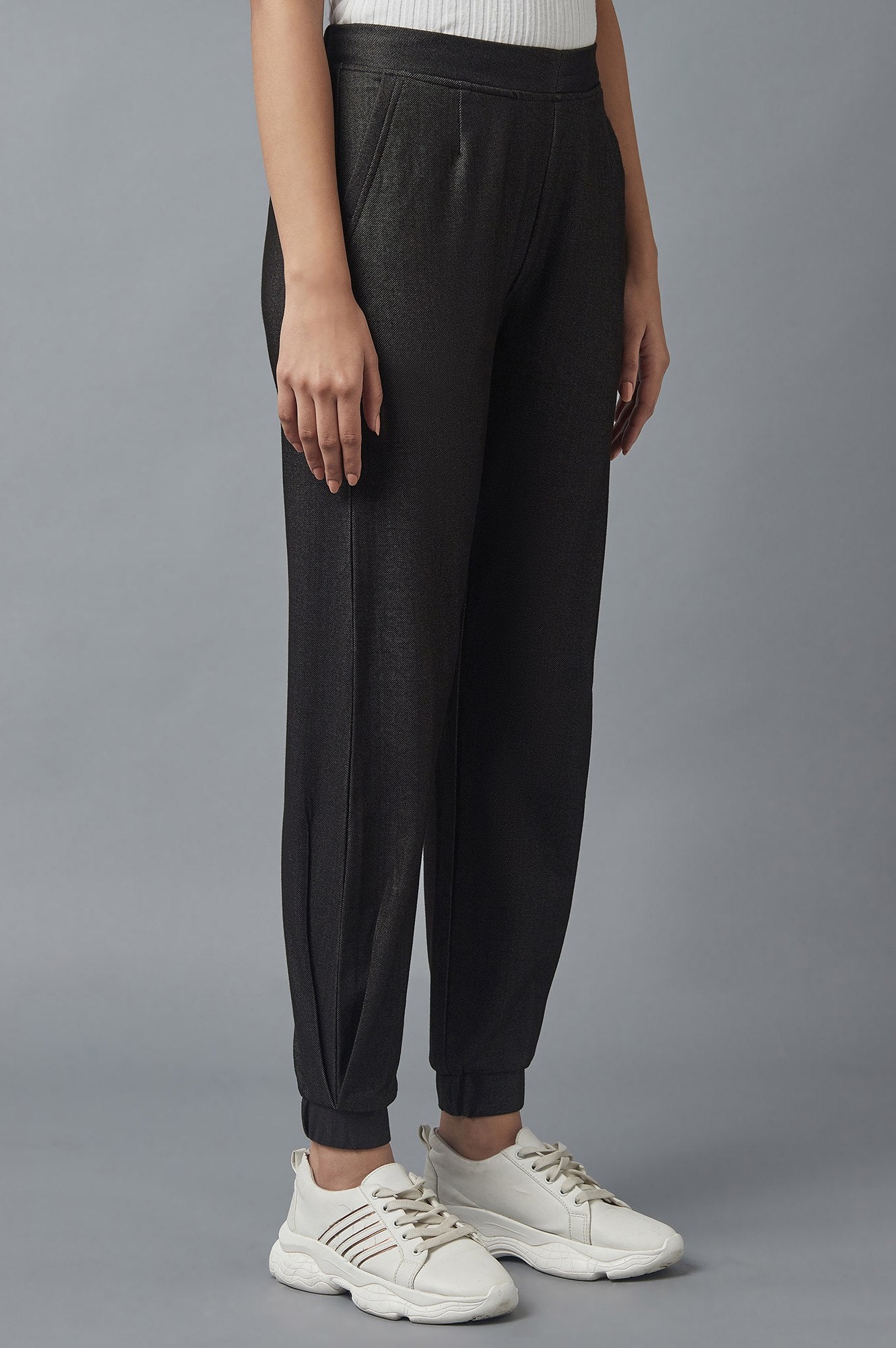 Black Solid Tapered Cotton Pants With Pleated Detail