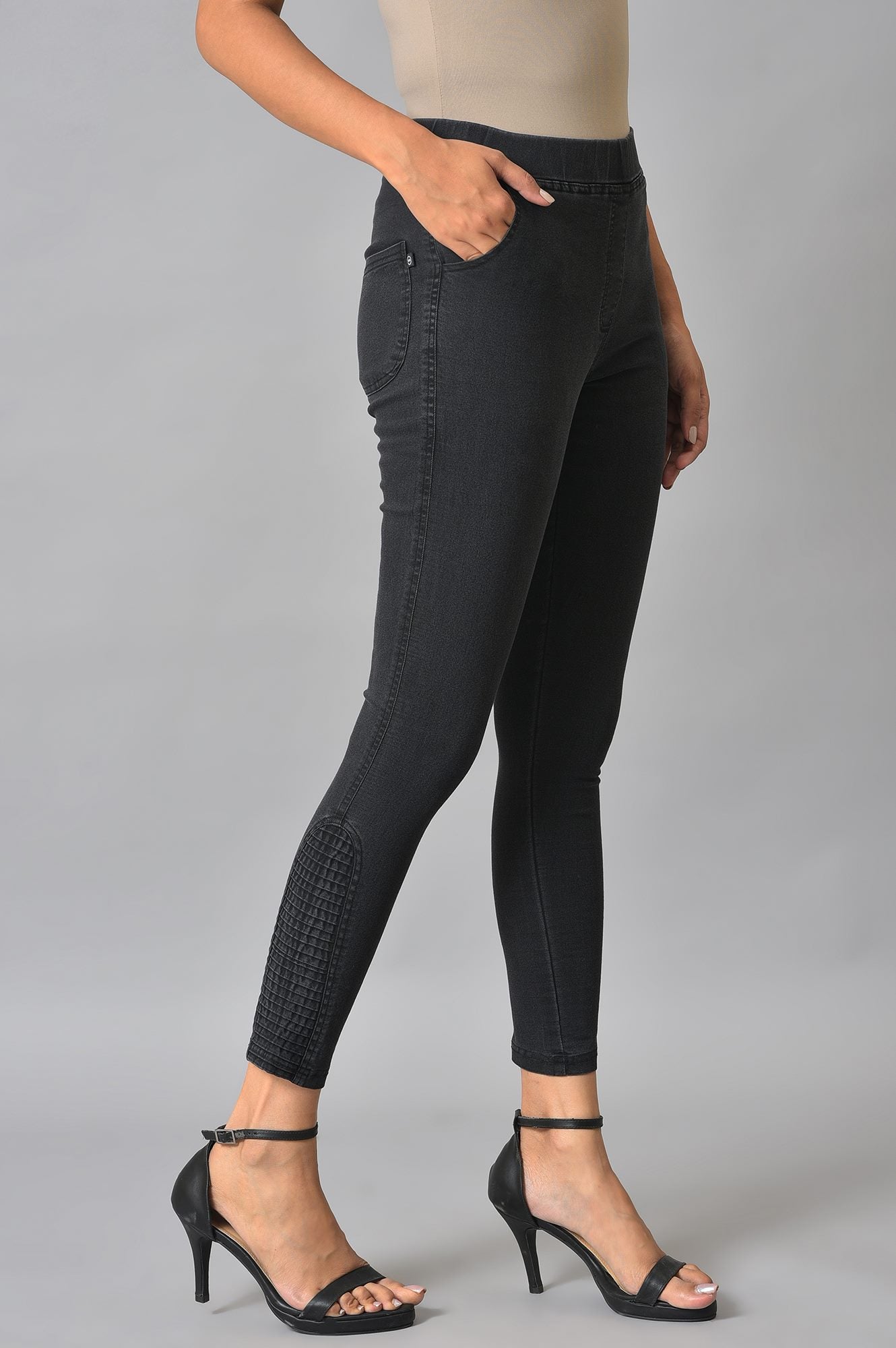 Black Solid Skinny Fit Denim Jeggings With Pintuck Detail