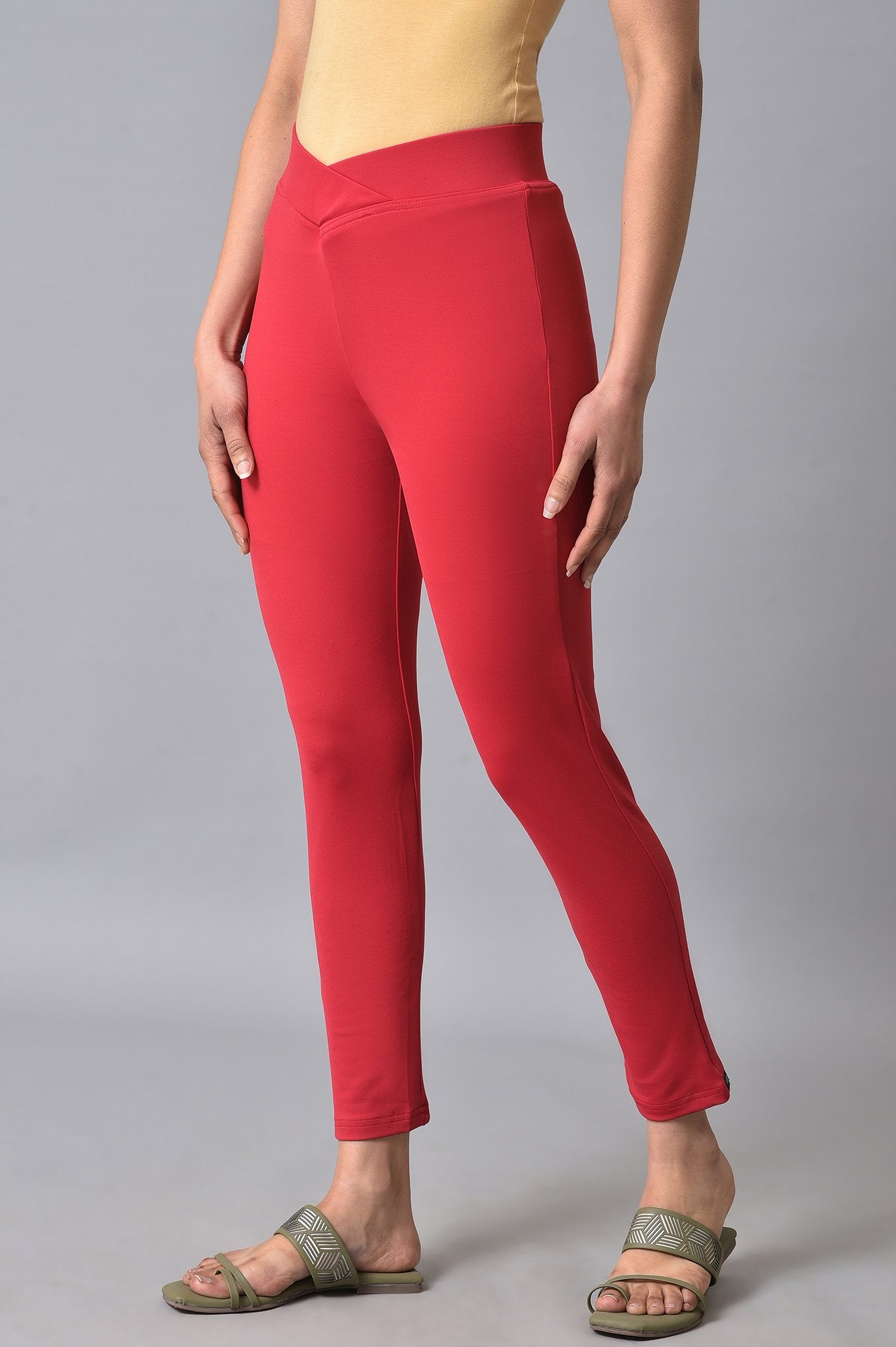 Red Solid Skinny Fit Lycra Tights With Slip On Closure