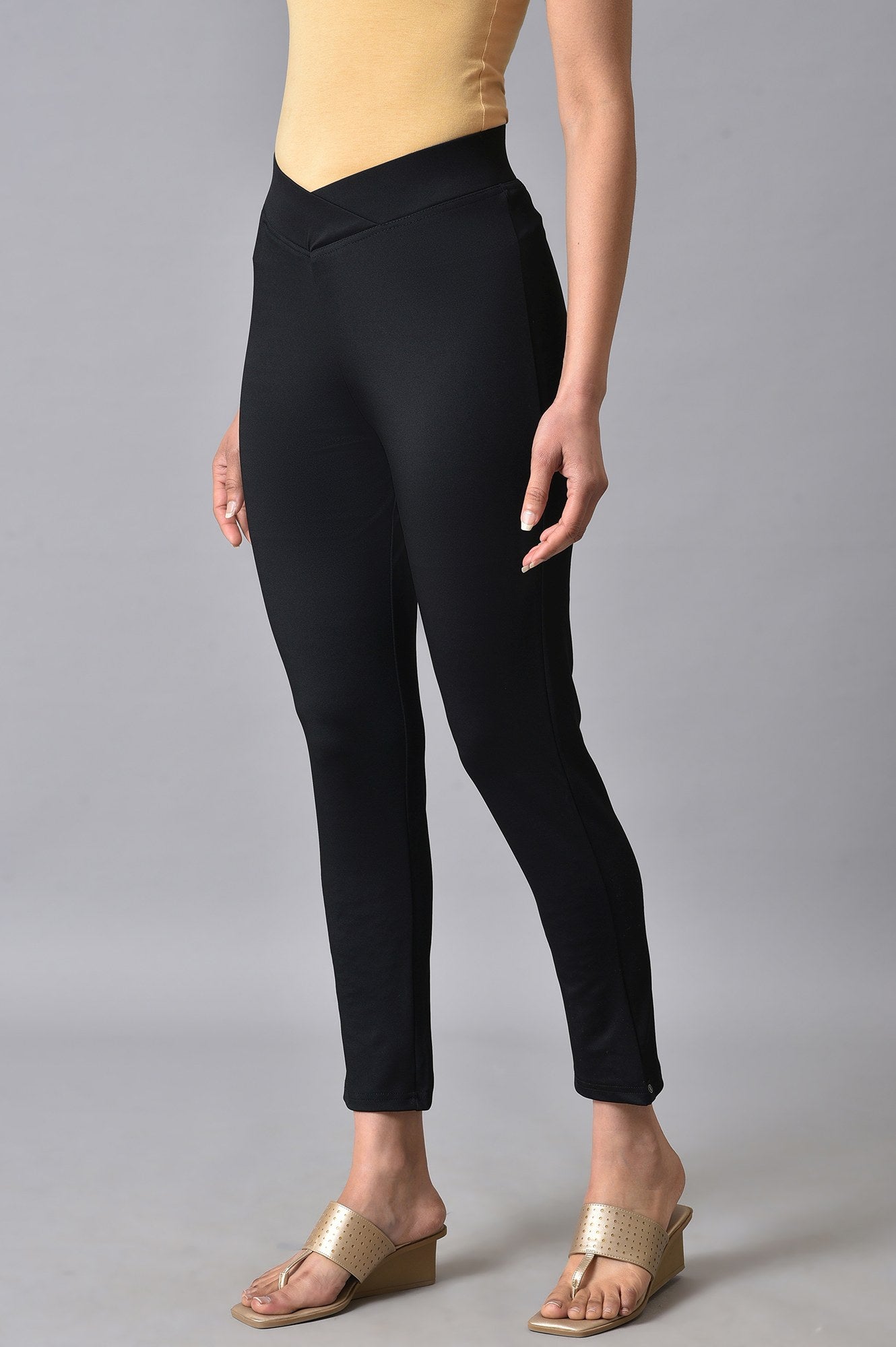 Black Solid Skinny Fit Lycra Tights With Slip On Closure