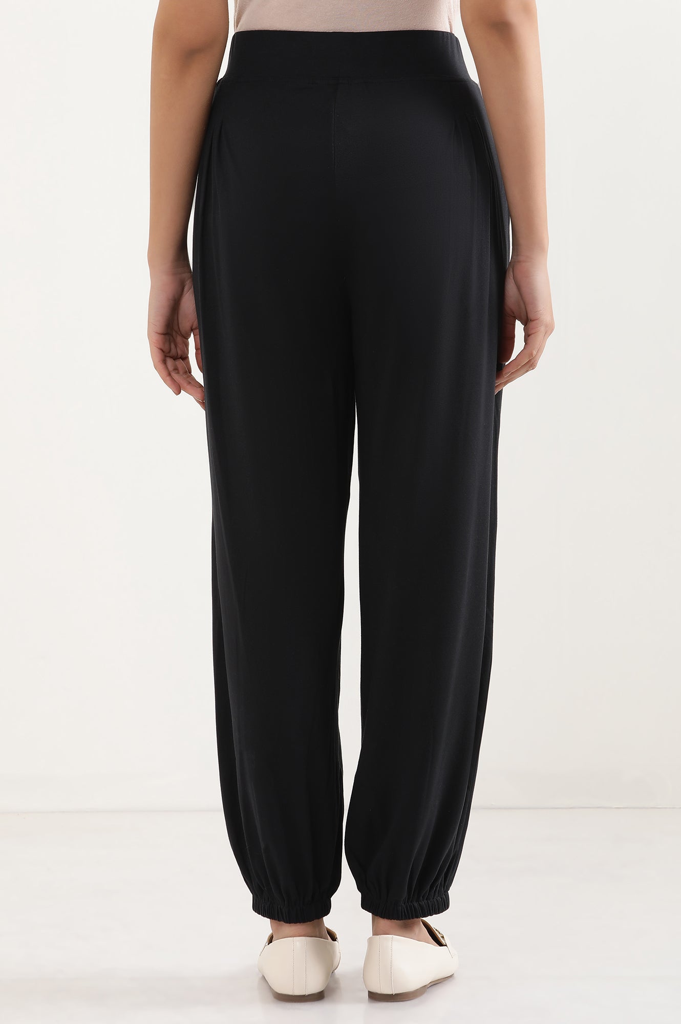 Black Solid Loose Fit Pants With Pleated Detail