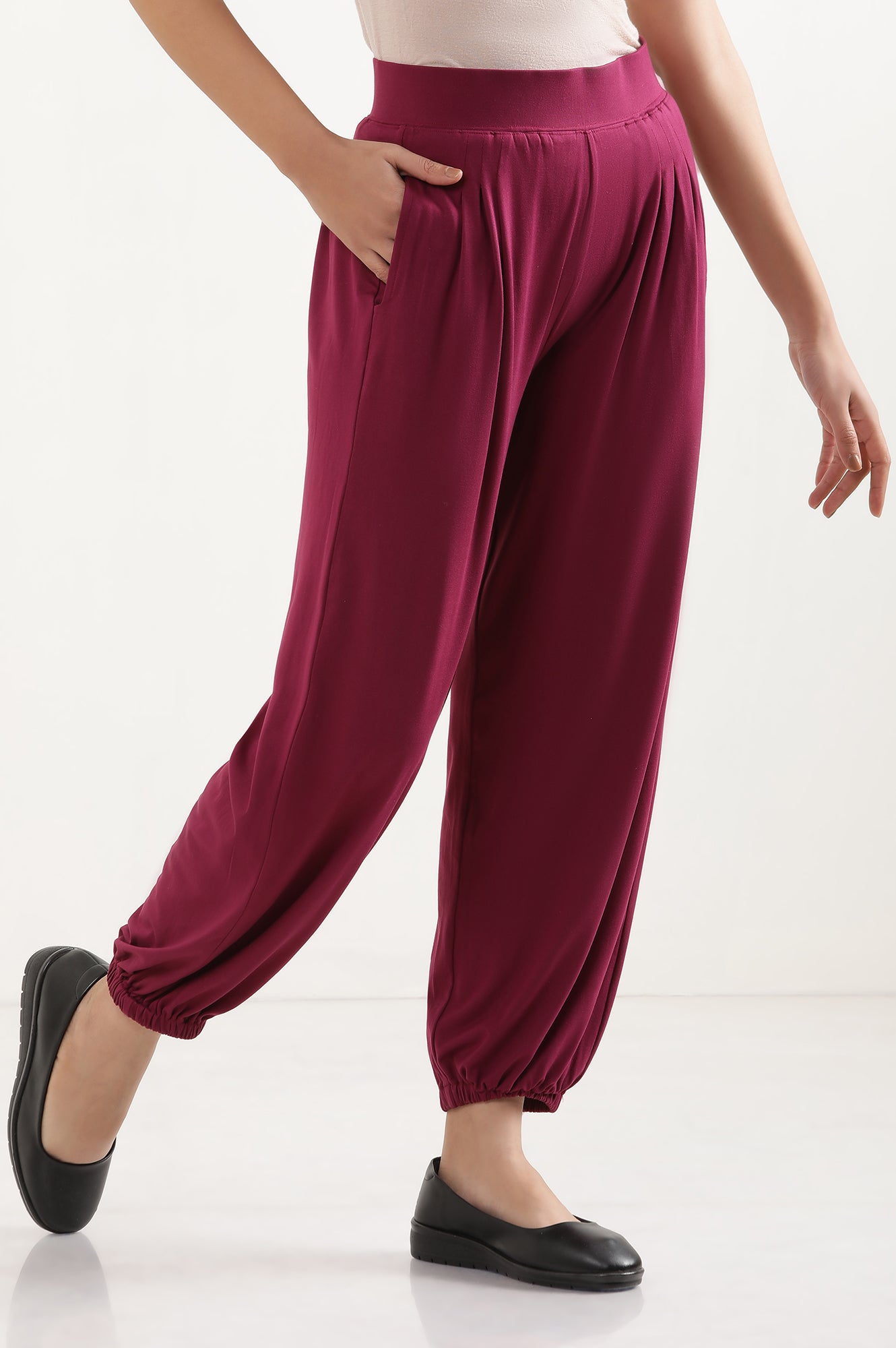 Purple Solid Loose Fit Pants With Pleated Detail