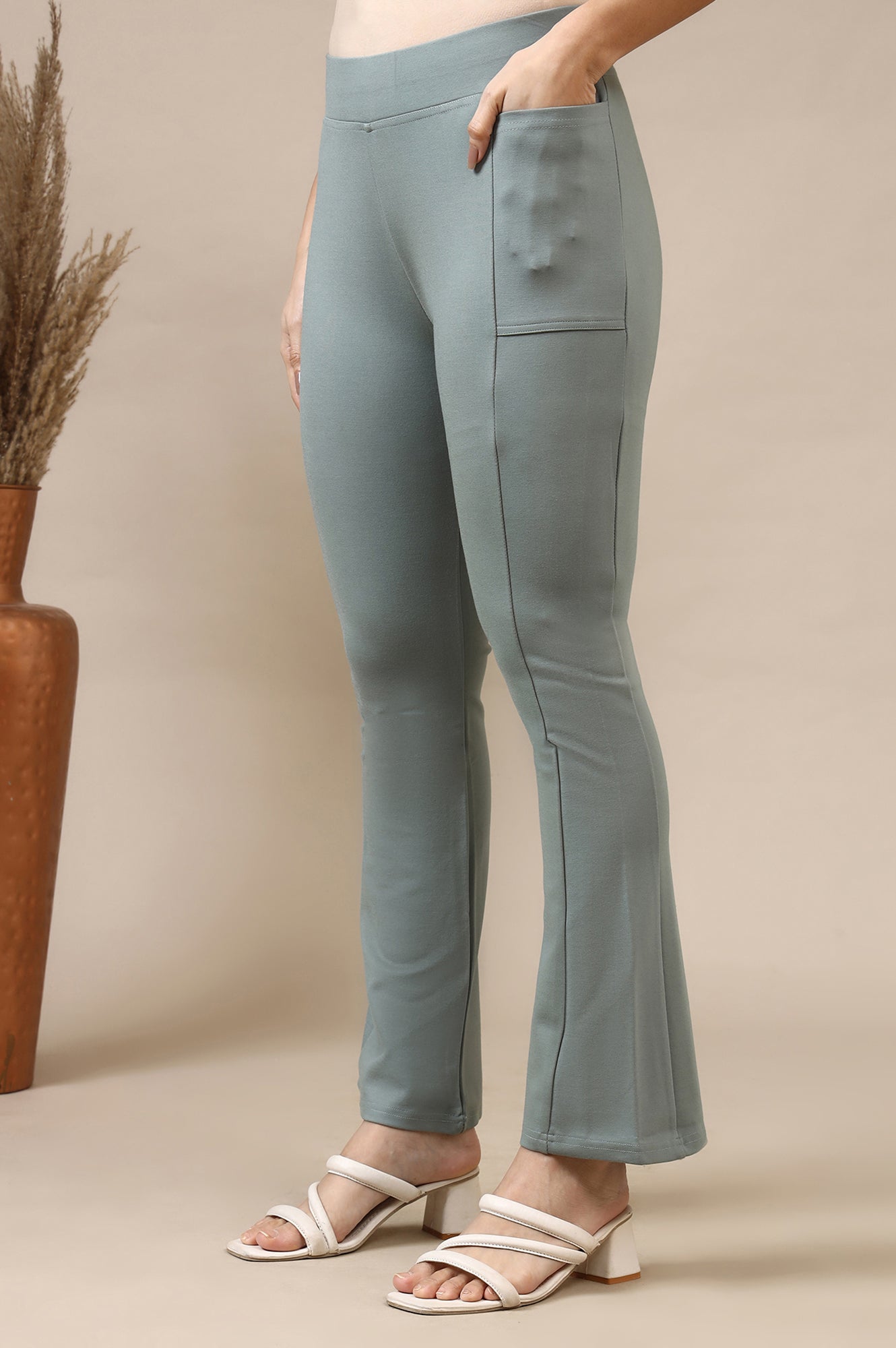 Green Solid Flared High Waisted Yoga Tights With Side Pockets