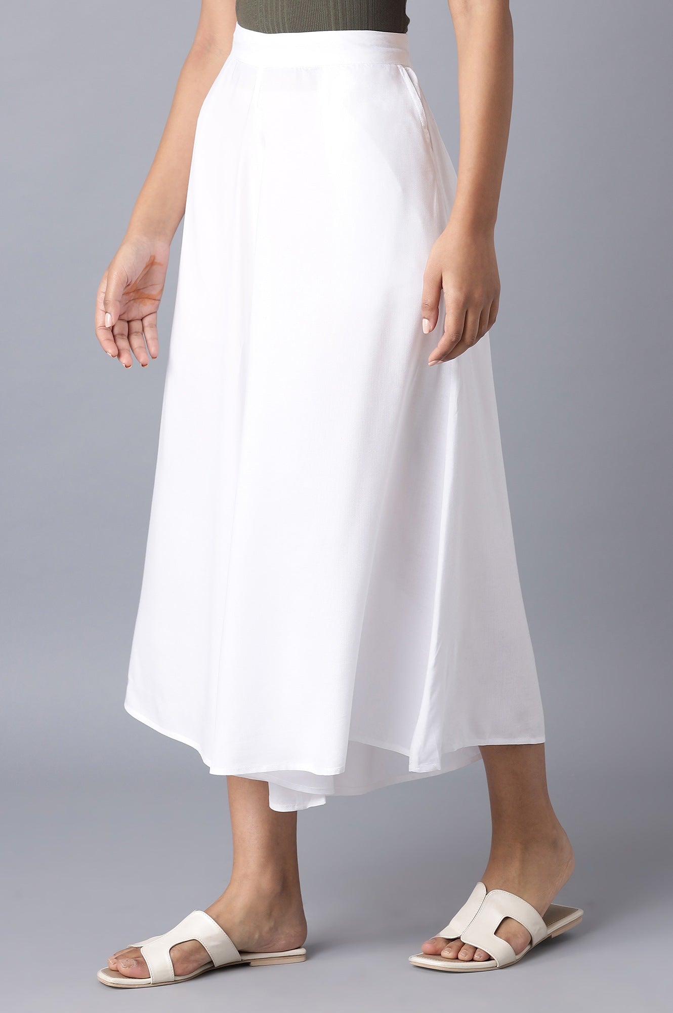 White Solid Relaxed Fit Ankle Length Mid Rise Cullotes