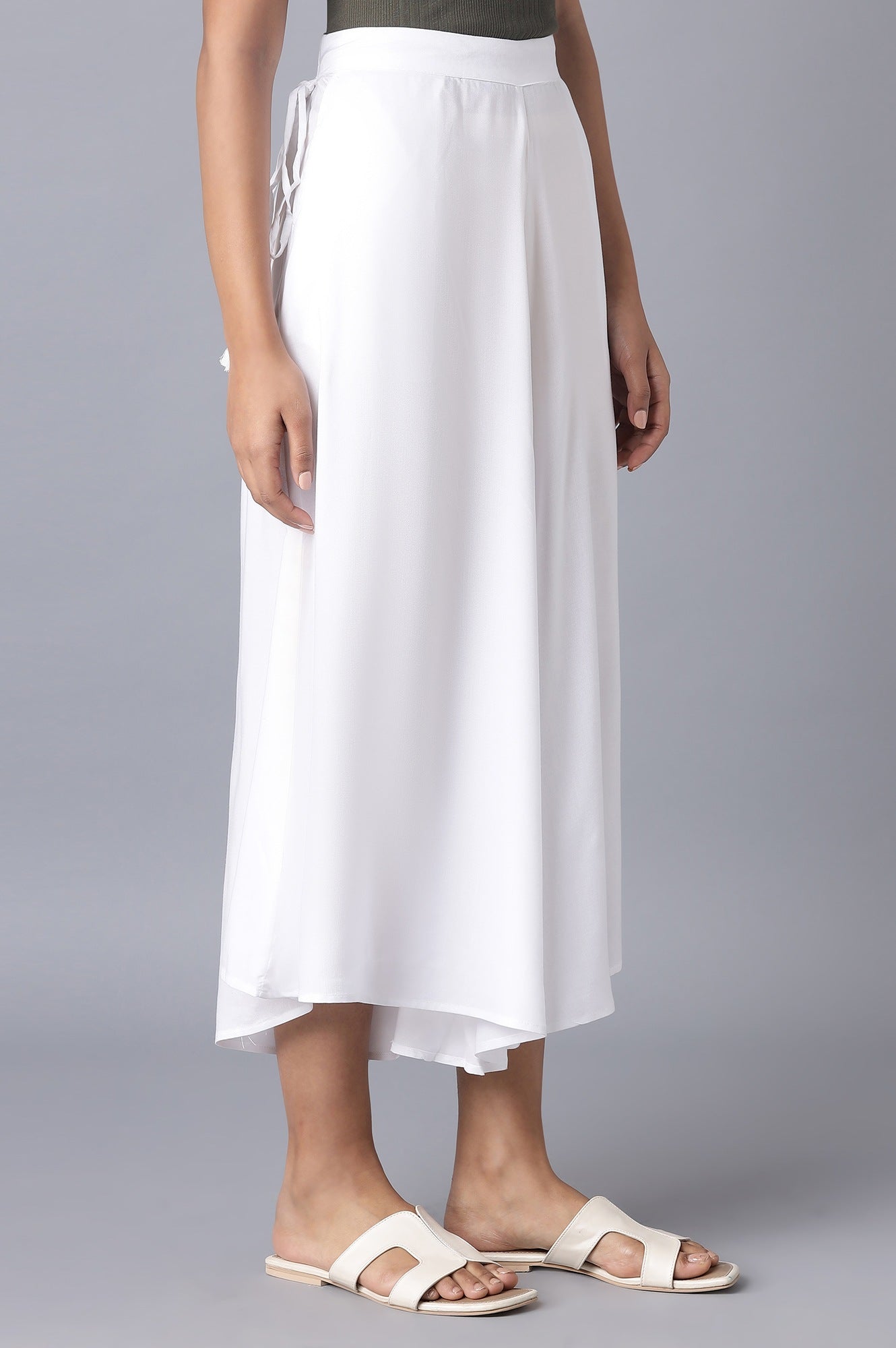 White Solid Relaxed Fit Ankle Length Mid Rise Cullotes