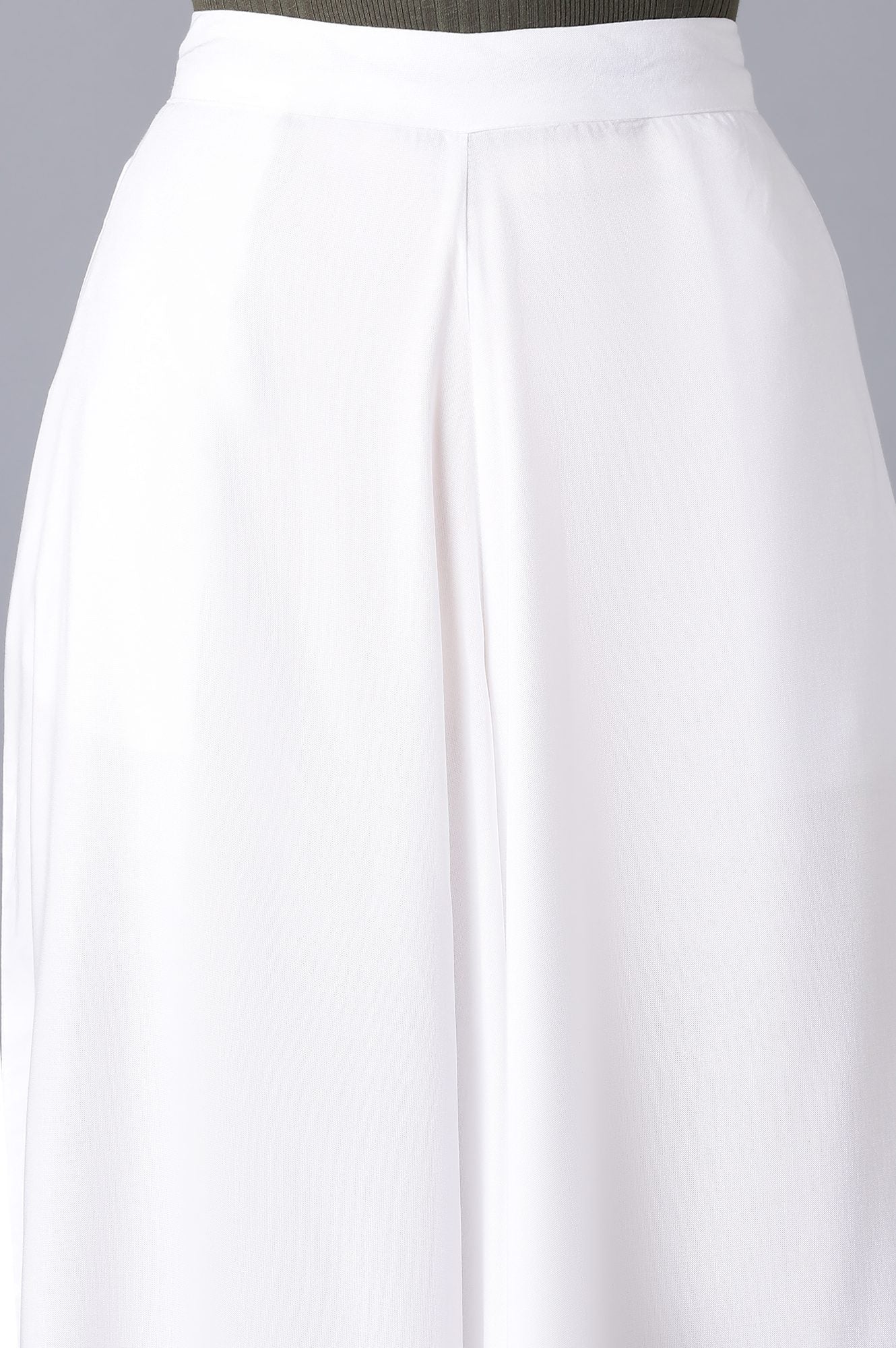 White Solid Relaxed Fit Ankle Length Mid Rise Cullotes