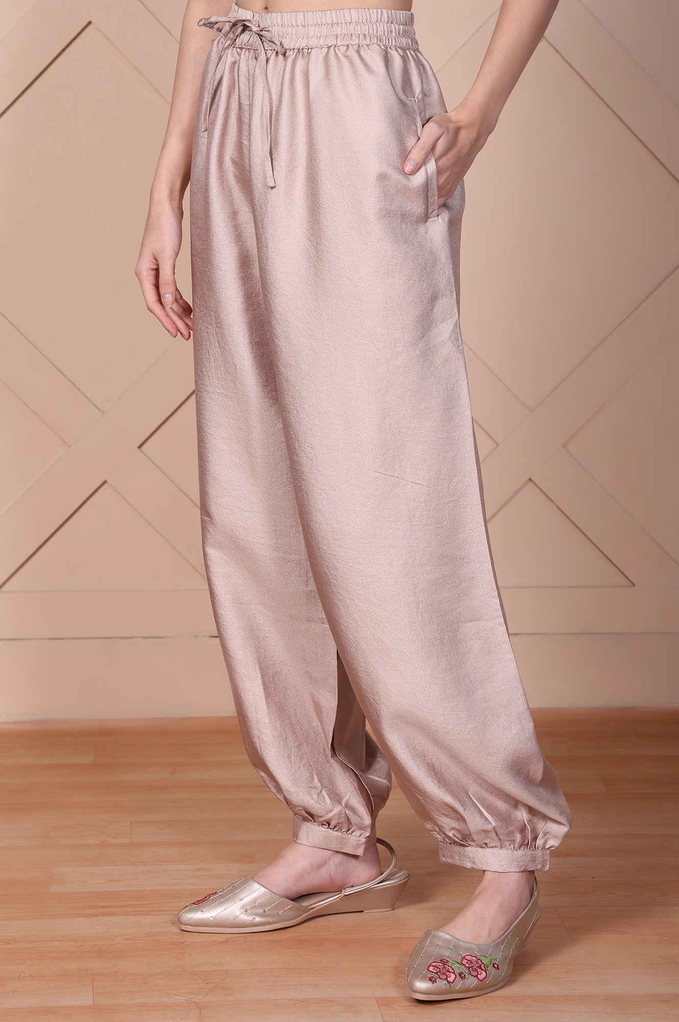 Mauve Solid Tapered Pant