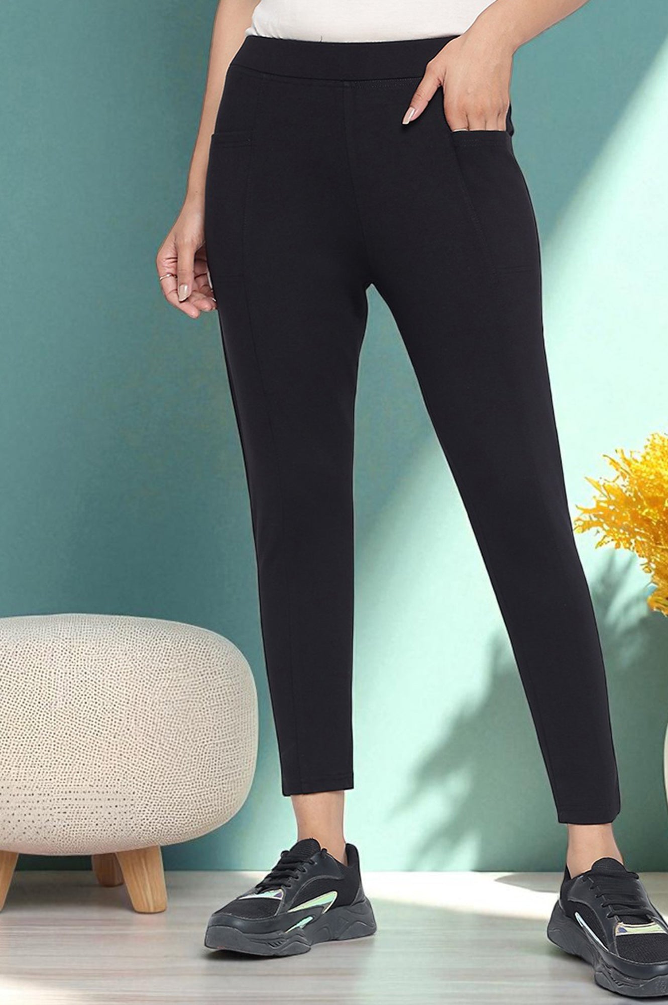 Black Solid Mid Rise Tights in Calf Length